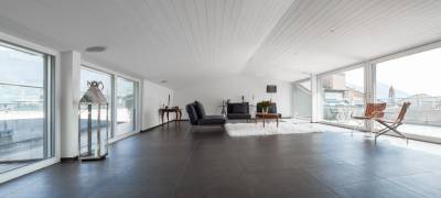 Pièce carrelée à l'aide de carrelages grand format