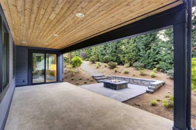 Terrasse carrelée avec un braséro au milieu