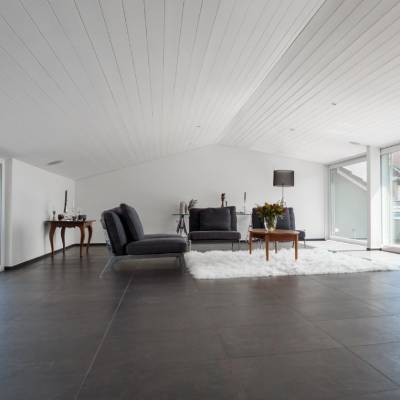 Pièce carrelée grâce à des carrelages grand format