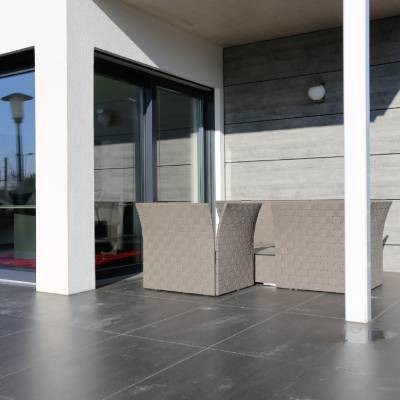 Terrasse carrelée moderne, réalisée sur plots